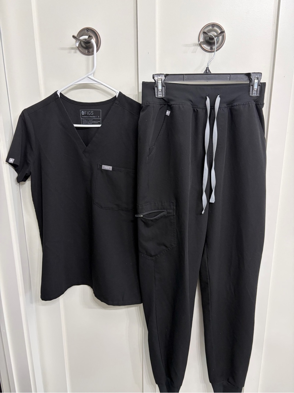 FIGS Women’s Black Top and Jogger Pants